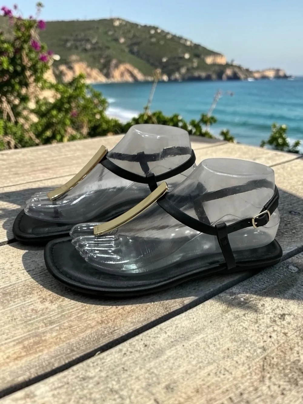 Time and Tru Women’s T-Strap Thong Sandals Black Gold Hardware Size 7